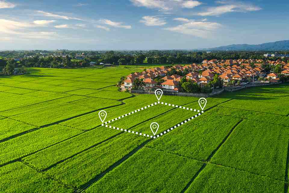 Feld mit aufgezeichneten Grundstück