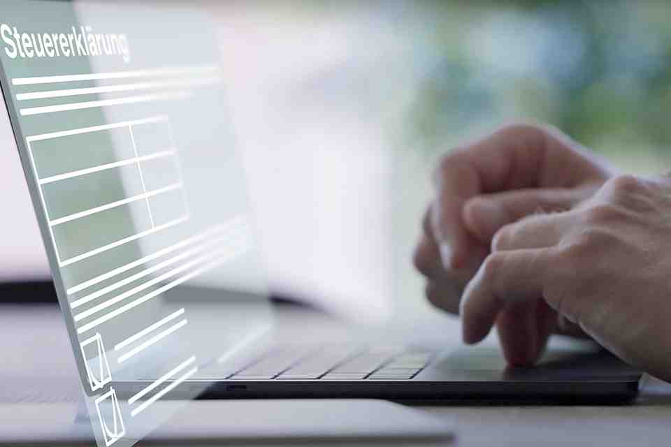 Hände auf Laptoptastatur