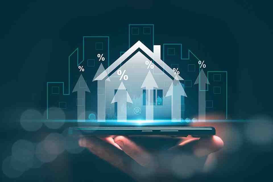 Hologramm eines Hauses auf einer Hand